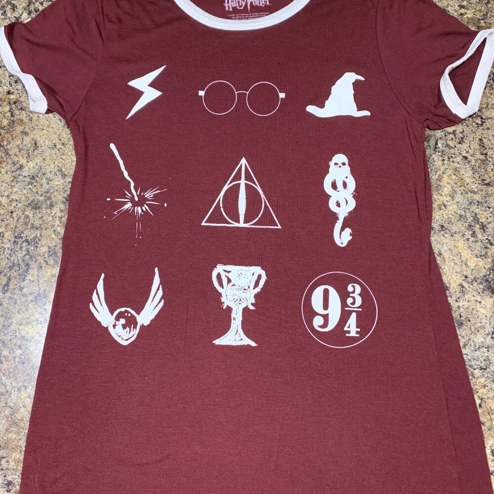 Maroon with white printing and binding, size XL, Harry Potter t-shirt/top
